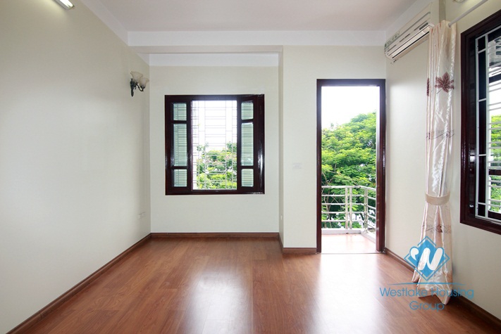 Lake view house with 4 bedrooms for rent in Tay Ho district